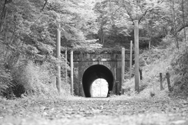 トンネルの怖い話イメージ画像